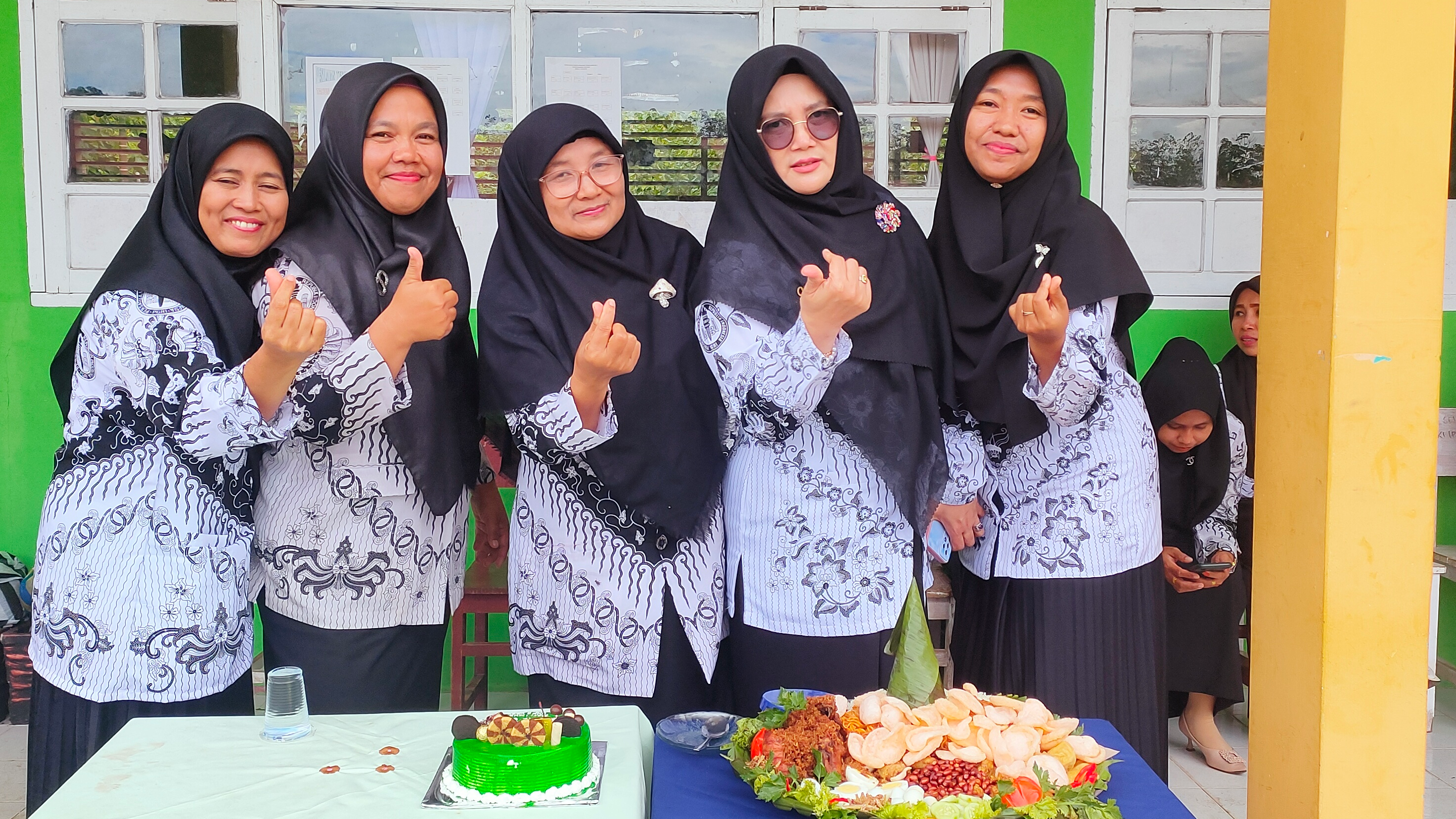 Pemotongan Tumpeng Hari Guru Nasional 2022